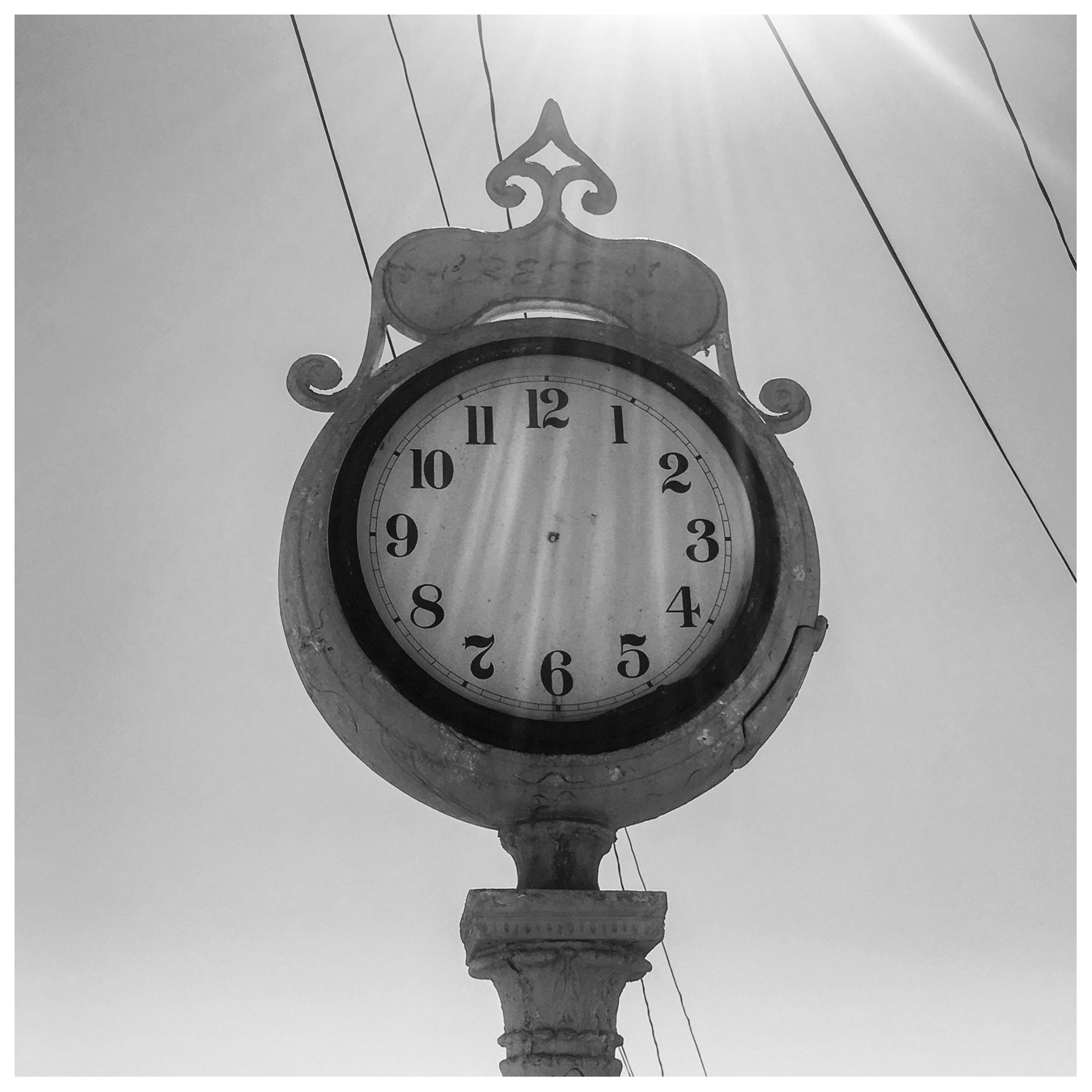 sisley clock no hands